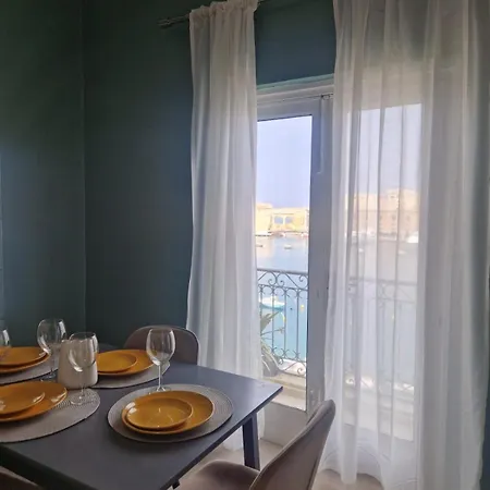 Bright 2-bedroom Seaview -