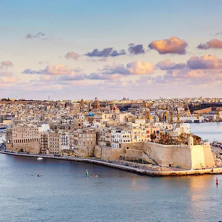 Bright 2-bedroom Seaview -