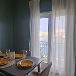 Bright 2-bedroom Seaview -