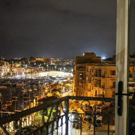 Bright 2-bedroom Seaview - *