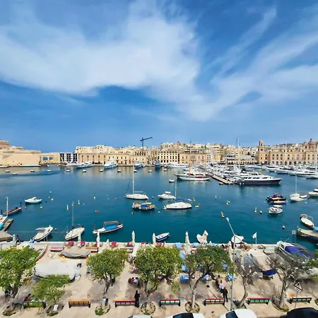 Bright 2-bedroom Seaview - *