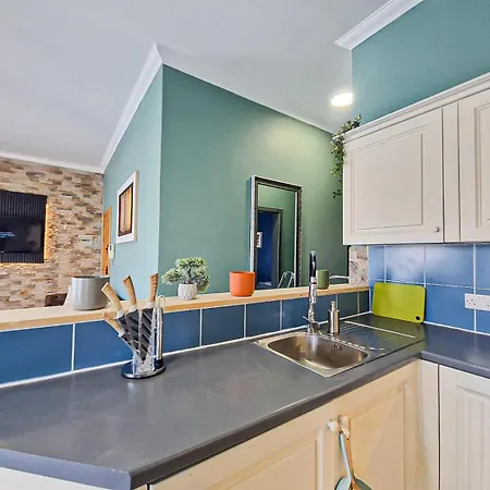 Bright 2-bedroom Seaview - *