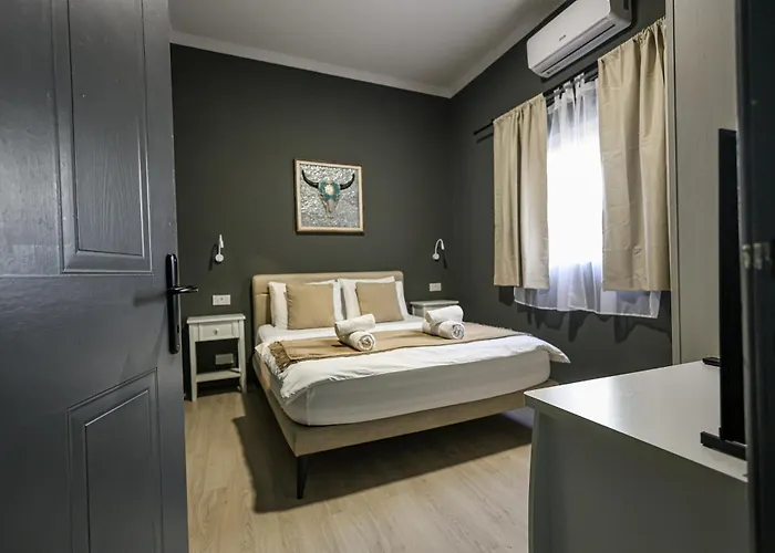 Bright 2-bedroom Seaview - *