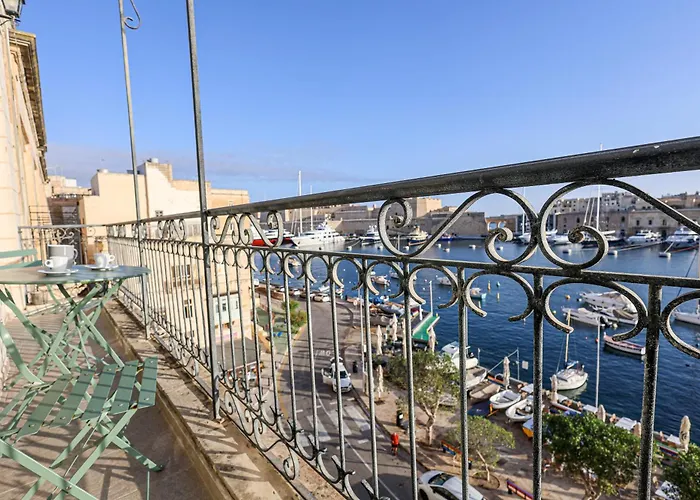 Bright 2-bedroom Seaview - * Senglea