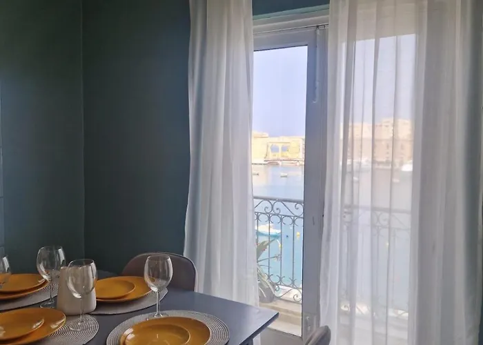 Bright 2-bedroom Seaview -