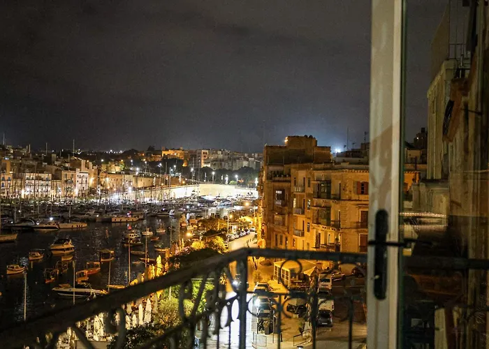 Bright 2-bedroom Seaview - *