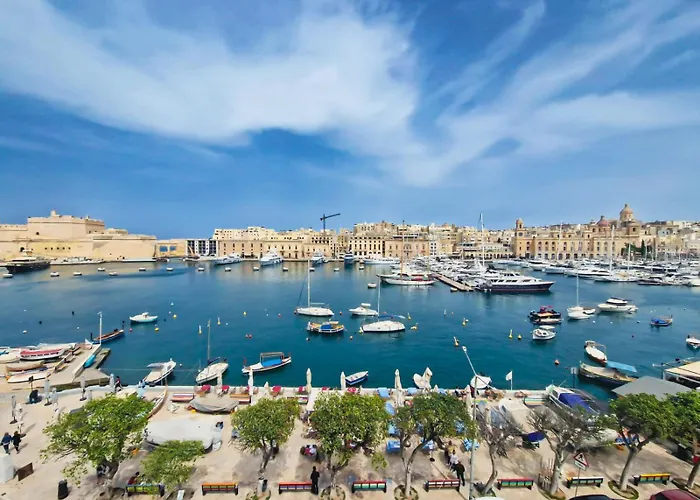 Bright 2-bedroom Seaview - *