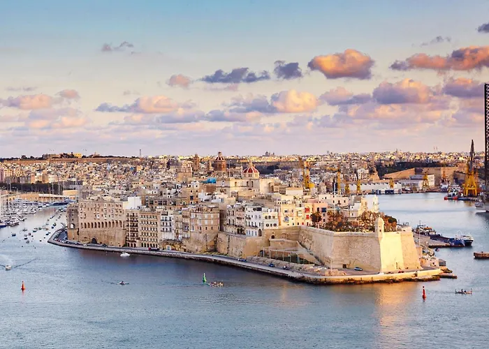 Bright 2-bedroom Seaview -