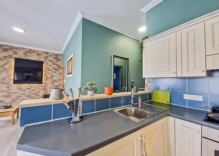 Bright 2-bedroom Seaview - *